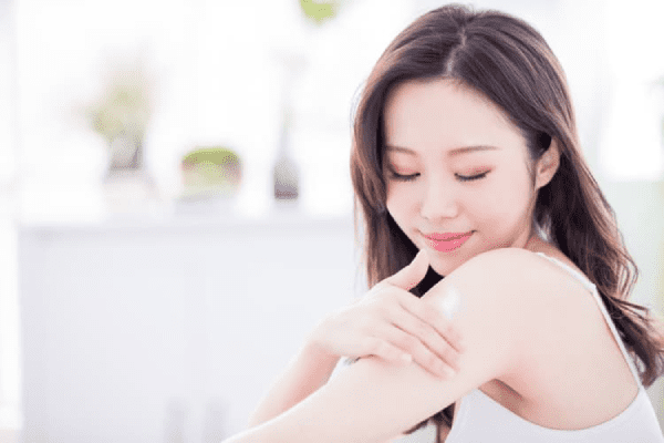 Cơ thể mịn màng nhờ dùng kem dưỡng body vào ban đêm Cơ thể mịn màng nhờ dùng kem dưỡng body vào ban đêm